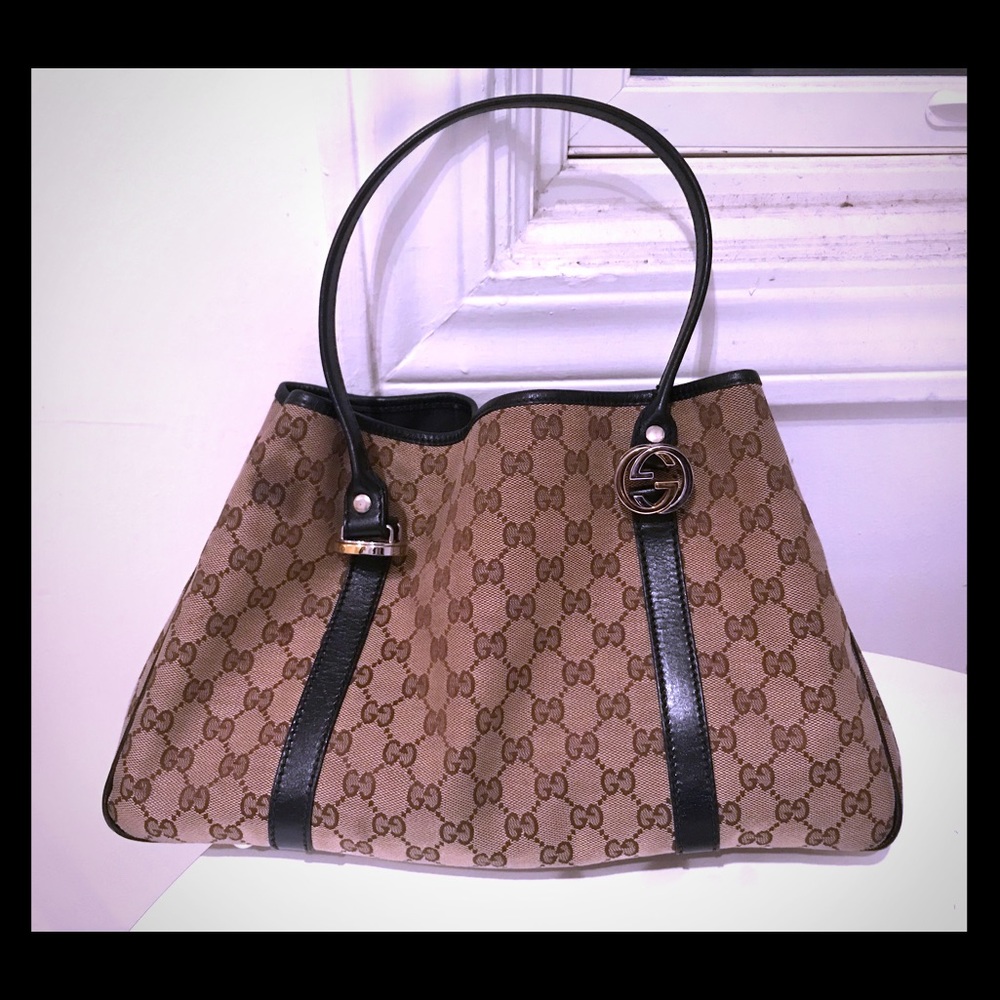 Gucci purse with classic brown monogrammed design